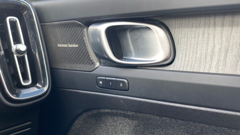 Volvo XC40 2.0 B4P Ultra Dark 5dr Auto Petrol Estate